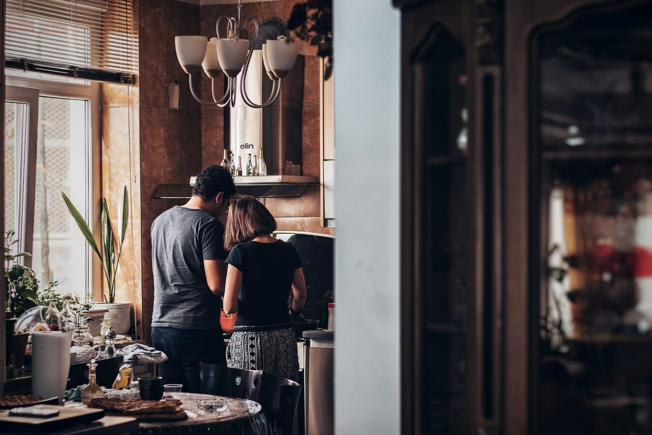 Scène matinale dans une cuisine familiale, lumière douce du petit matin.
