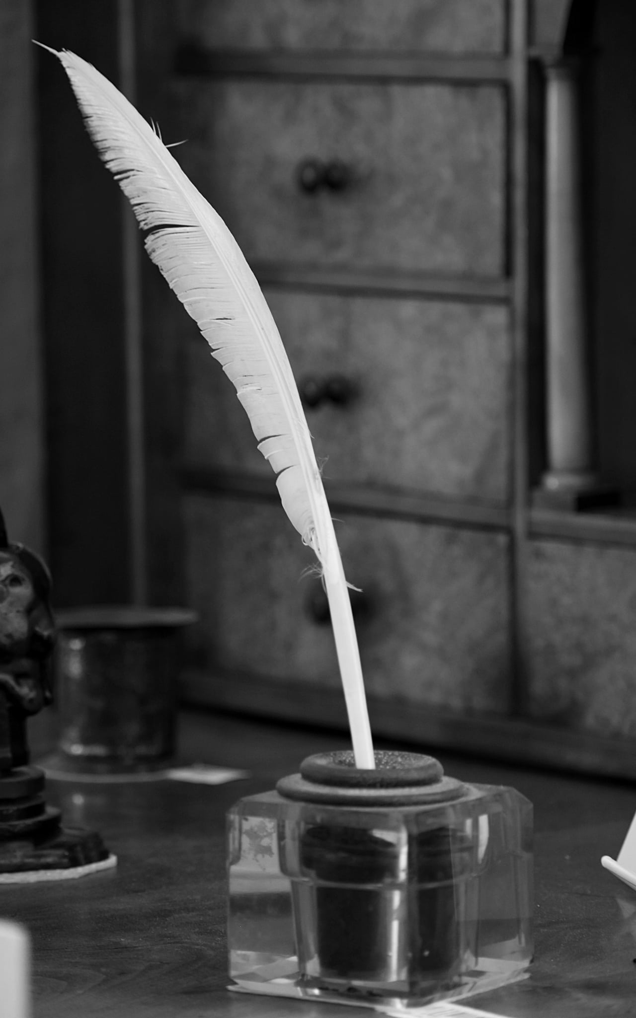 Stylo plume et lettre manuscrite sur un bureau en bois massif.