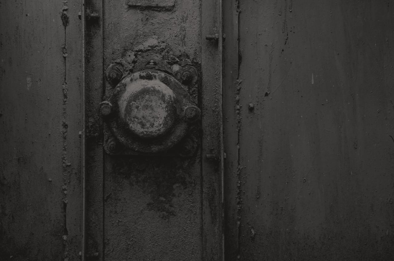 Détail d'un coffre-fort en acier, mécanisme et matière brute.