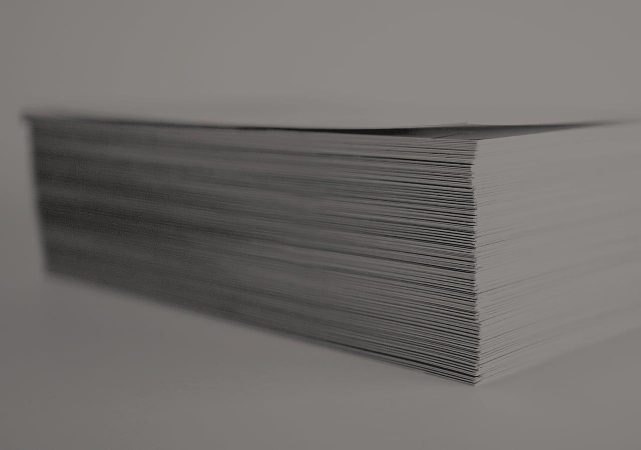 Document confidentiel posé sur un bureau, papier et reflets discrets.