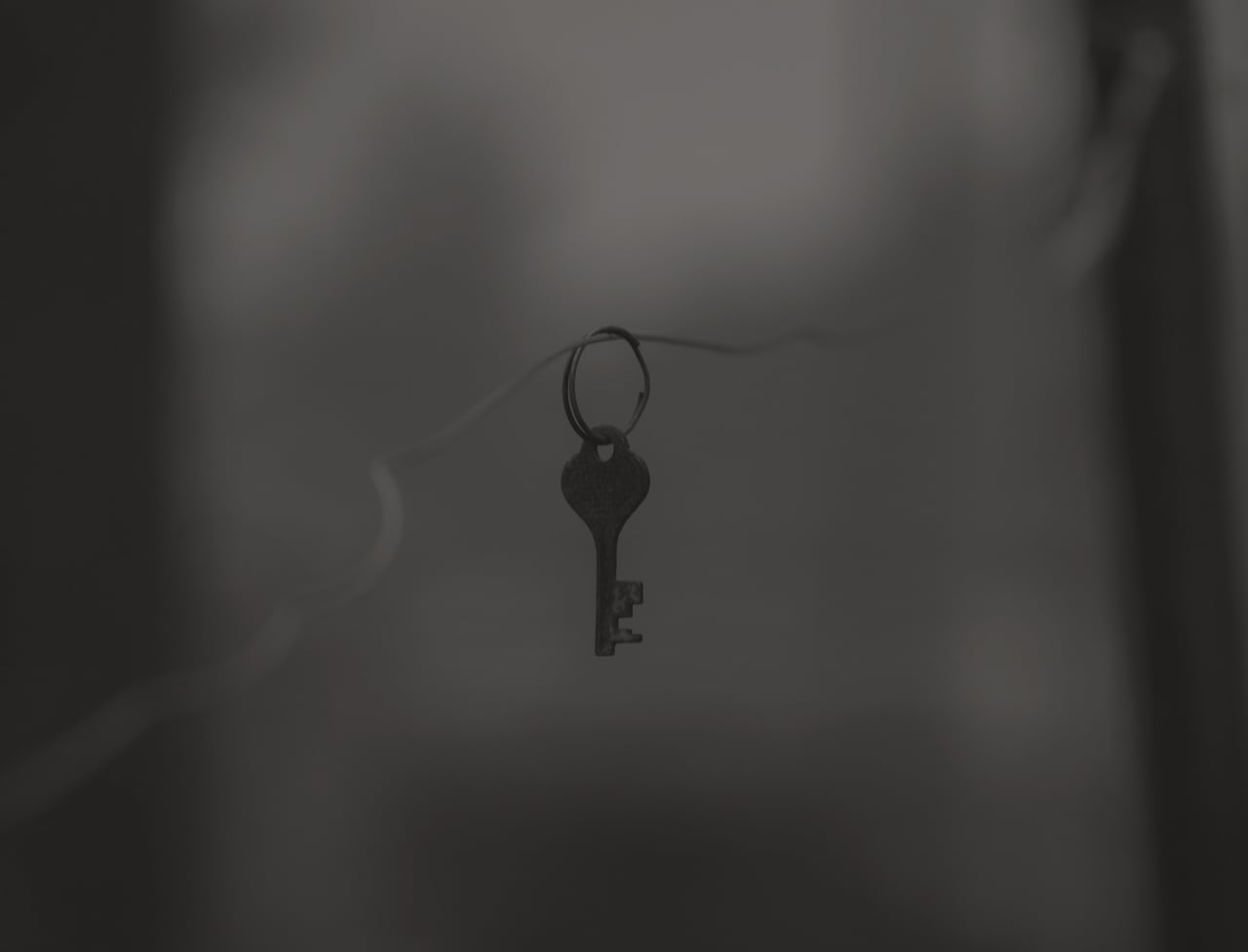 Macro d'une serrure et de sa clé, détail mécanique précis.